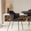 Chaise Yunia gris foncé avec pieds en acier