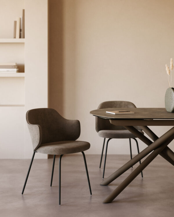 Chaise Yunia marron avec pieds en acier