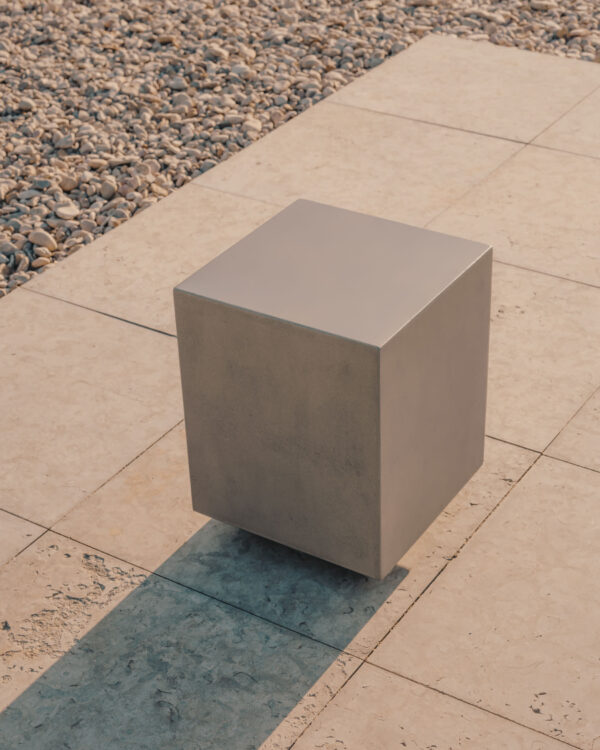Table d'appoint Rustella en ciment (2) Table d'appoint Rustella en ciment